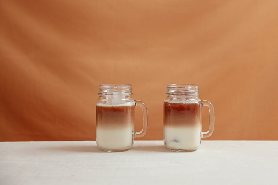  Milch mit Honig zur Linderung von Halsschmerzen