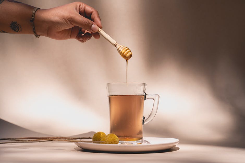 Wie man ein einfaches Honig-Senf-Dressing zubereitet